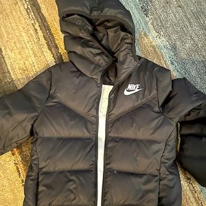 Nike boys black jacket size 8/10 (synthetic filling)
